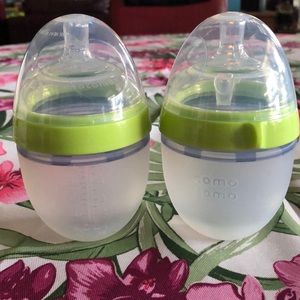 A pair of Como Tomo bottles